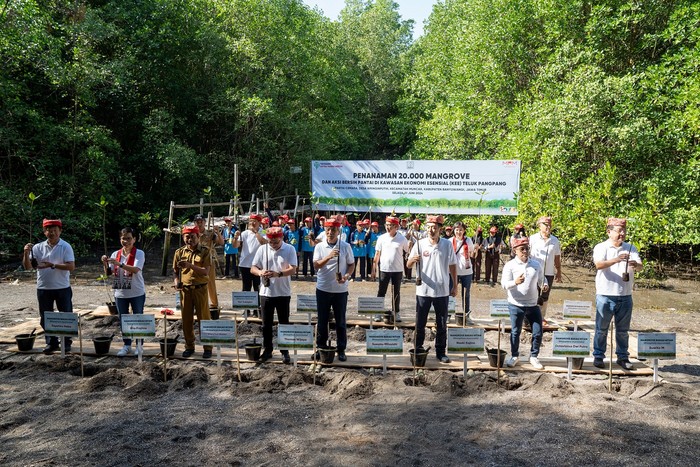 Yayasan Astra Honda Motor (Yayasan AHM) melakukan tanam 20.000 mangrove di Kawasan Ekonomi Esensial (KEE) Teluk Pangpang Banyuwangi, Jawa Timur pada Selasa (11/06) kemarin. Cara ini merupakan bagian konsistensi dan komitmen Yayasan.