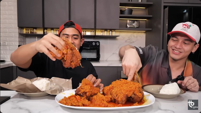 Tanboy Kun dan Jefri Nichol mukbang ayam pakai sambel melimpah