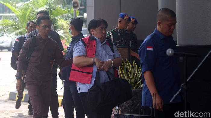 Kejaksaan Agung melimpahkan tersangka kasus dugaan tipikor tata niaga komoditas timah ke Kejaksaan Negeri Jakarta Selatan. Ada 10 tersangka yang diserahkan.
