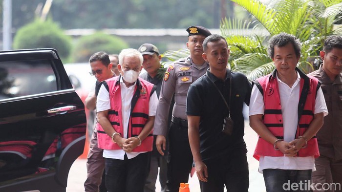 Kejaksaan Agung melimpahkan tersangka kasus dugaan tipikor tata niaga komoditas timah ke Kejaksaan Negeri Jakarta Selatan. Ada 10 tersangka yang diserahkan.