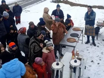 Relawan Kesehatan Masak 3.000 Pizza untuk Masyarakat Korban Perang