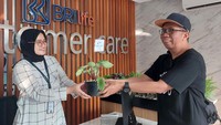 Peduli keberlangsungan lingkungan yang tetap menghijau, sama artinya dengan memberikan kesempatan bagi generasi selanjutnya untuk hidup dengan nyaman. Langkah tersebut dapat dimulai dari lingkungan kecil diri sendiri. Kegiatan pembagian tanaman ini dilaksanakan di 10 Kantor Layanan BRI Life yang memiliki tingkat kehadiran nasabah paling tinggi di Indonesia, antara lain; Jakarta, Bandung, Malang, Jogja, Palembang, Denpasar, Manado, Makassar dan Balikpapan, pelaksanaanya telah di mulai dari tanggal 5 Juni dan berakhir pada 11 Juni 2024.