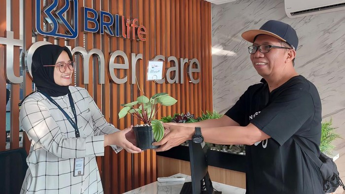 Aksi Menanam Pohon Peringati Hari Lingkungan Hidup Memperingati Hari Lingkungan Hidup Sedunia, aksi peduli lingkungan pun digelar di sejumlah lokasi. Aksi itu berupa pemberian dan ajakan menanam pohon.