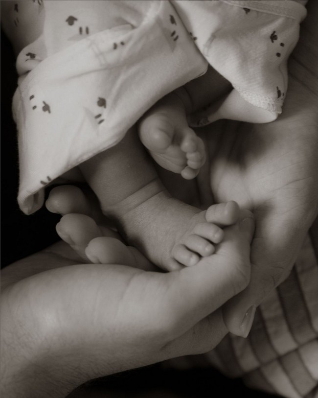 Saat mengumumkan kelahiran sang buah hati, dia hanya menampilkan foto kaki kecil terbungkus selimut. Foto: Instagram/@sofiagrainge