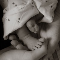 Saat mengumumkan kelahiran sang buah hati, dia hanya menampilkan foto kaki kecil terbungkus selimut. Foto: Instagram/@sofiagrainge