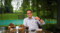 Anies diketahui hobi minum kopi. Ini momennya menikmati secangkir kopi hitam dengan camilan cookies sambil membaca buku di rumahnya. Foto: Instagram @aniesbaswedan