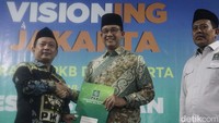 Anies Baswedan menerima surat rekomendasi DPW Partai Kebangkitan Bangsa (PKB) Jakarta untuk maju dalam Pilkada Jakarta. 