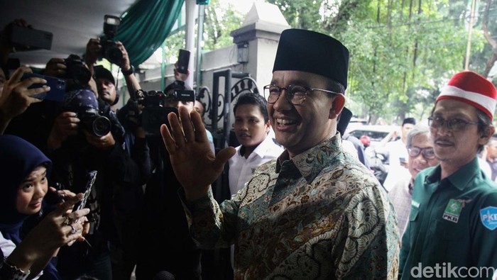 Anies Baswedan mendatangi DPW Partai Kebangkitan Bangsa (PKB) Jakarta. Anies menerima pernyataan dukungan untuk maju dalam Pilkada Jakarta.