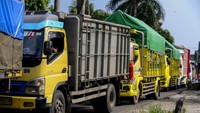 Para sopir truk mengeluhkan sulitnya mendapatkan BBM jenis solar dan harus menunggu berjam-jam hingga mengakibatkan antrean panjang di hampir seluruh SPBU yang diduga akibat keterlambatan pengiriman BBM.  