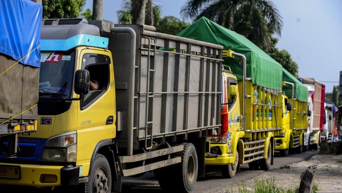 Sejumlah truk antre hingga ke jalan raya saat akan mengisi bahan bakar solar di salah satu SPBU di Rangkasbitung, Lebak, Banten, Kamis (13/6/2024). Para sopir truk mengeluhkan sulitnya mendapatkan BBM jenis solar dan harus menunggu berjam-jam hingga mengakibatkan antrean panjang di hampir seluruh SPBU yang diduga akibat keterlambatan pengiriman BBM. ANTARA FOTO/Muhammad Bagus Khoirunas/tom.