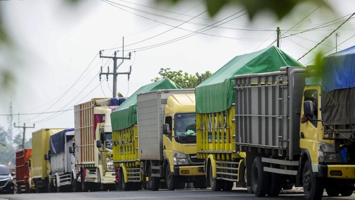 Sejumlah truk antre hingga ke jalan raya saat akan mengisi bahan bakar solar di salah satu SPBU di Rangkasbitung, Lebak, Banten, Kamis (13/6/2024). Para sopir truk mengeluhkan sulitnya mendapatkan BBM jenis solar dan harus menunggu berjam-jam hingga mengakibatkan antrean panjang di hampir seluruh SPBU yang diduga akibat keterlambatan pengiriman BBM. ANTARA FOTO/Muhammad Bagus Khoirunas/tom.