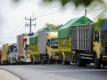 Antre Berjam-jam Demi Isi BBM Solar di Rangkasbitung