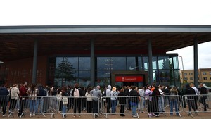 Orang-orang mengantre di luar toko klub di Stadion Anfield di Liverpool, Inggris, Rabu (12/6/2024).