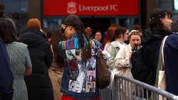 Antusias Swifties Berburu Merchandise The Eras Tour Liverpool