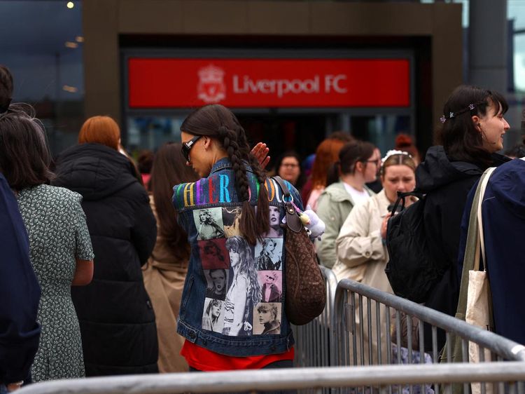 Antusias Swifties Berburu Merchandise The Eras Tour Liverpool