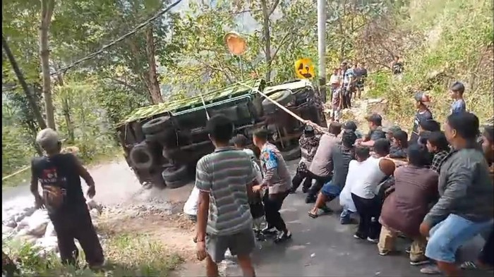 Aparat dan warga membantu truk kecelakaan di Jalur Tunggangan Desa Ngelo Kecamatan Jatiroto Wonogiri, Kamis (13/6/2024).