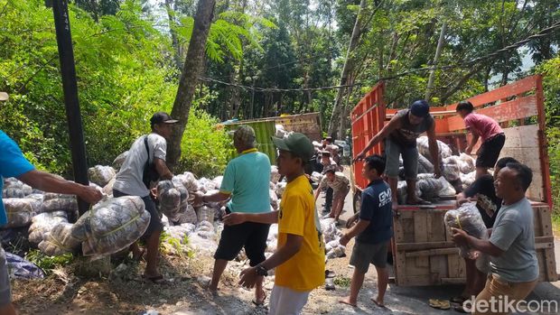 Aparat dan warga membantu truk kecelakaan di Jalur Tunggangan Desa Ngelo Kecamatan Jatiroto Wonogiri, Kamis (13/6/2024).