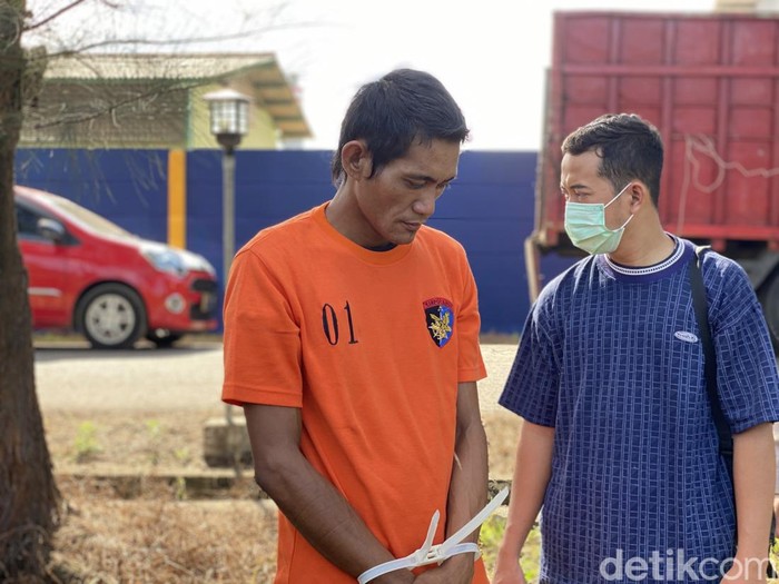 Yang sudah diringkus yakni Arman alias AR. Ia merupakan sopir truk yang membawa pasir timah dan daging babi potong seberat 1 ton. Sementara tersangka yang masih diburu yakni HR dan O.