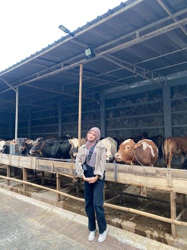 Foto Azhyra Rana Pinasthika summer yang viral karena memutuskan untuk pulang kampung dan berjualan sapi. Cerita tentang Azhyra bisa memberikan inspirasi bagi generasi milenial