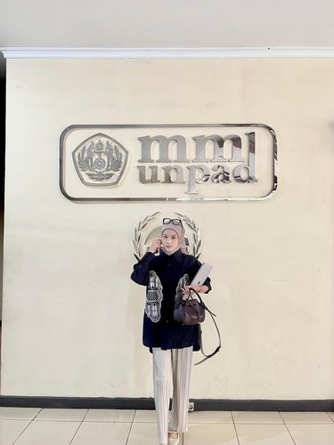 Foto Azhyra Rana Pinasthika summer yang viral karena memutuskan untuk pulang kampung dan berjualan sapi. Cerita tentang Azhyra bisa memberikan inspirasi bagi generasi milenial