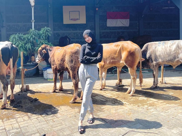 Foto Azhyra Rana Pinasthika summer yang viral karena memutuskan untuk pulang kampung dan berjualan sapi. Cerita tentang Azhyra bisa memberikan inspirasi bagi generasi milenial