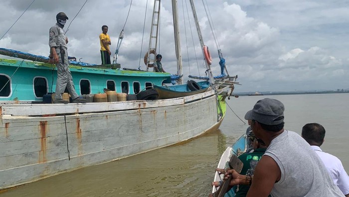 Bakamla tangkap kayu bermuatan kayu ilegal di Laut Banda