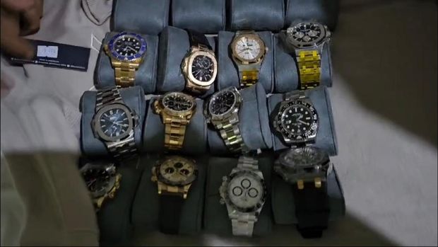 Barang bukti jam tangan Rolex, Patek Philippe hingga Audemars Piguet. (Dok. istimewa)