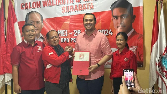 Bayu Airlangga saat daftar Bacawali Surabaya ke PSI Surabaya