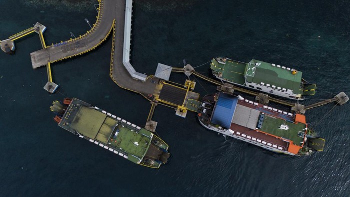 Foto udara sejumlah kapal ferry milik ASDP bersandar di Pelabuhan Penyeberangan Bastiong Ternate, Maluku Utara, Kamis (13/6/2024). PT ASDP Indonesia Ferry (Persero) mendukung konektivitas antarwilayah dengan memacu layanan kapal penyeberangan menuju destinasi wisata, termasuk wilayah tertinggal, terdepan, dan terluar (3T) yang melayani 214 lintasan perintis dengan armada sebanyak 84 kapal guna mendukung program pemerintah dalam memudahkan akses untuk memajukan pariwisata dan mendorong pertumbuhan ekonomi di masing-masing wilayah. ANTARAFOTO/Andri Saputra/rwa.