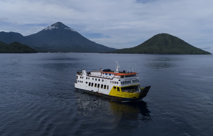 Foto udara sejumlah kapal ferry milik ASDP bersandar di Pelabuhan Penyeberangan Bastiong Ternate, Maluku Utara, Kamis (13/6/2024). PT ASDP Indonesia Ferry (Persero) mendukung konektivitas antarwilayah dengan memacu layanan kapal penyeberangan menuju destinasi wisata, termasuk wilayah tertinggal, terdepan, dan terluar (3T) yang melayani 214 lintasan perintis dengan armada sebanyak 84 kapal guna mendukung program pemerintah dalam memudahkan akses untuk memajukan pariwisata dan mendorong pertumbuhan ekonomi di masing-masing wilayah. ANTARAFOTO/Andri Saputra/rwa.