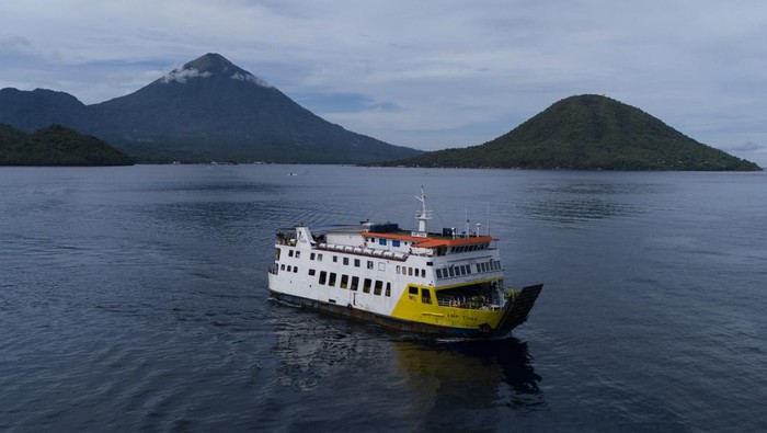 Begini Layanan Kapal Perintis di Wilayah Terluar RI Foto udara sejumlah kapal ferry milik ASDP bersandar di Pelabuhan Penyeberangan Bastiong Ternate, Maluku Utara, Kamis (13/6/2024). PT ASDP Indonesia Ferry (Persero) mendukung konektivitas antarwilayah dengan memacu layanan kapal penyeberangan menuju destinasi wisata, termasuk wilayah tertinggal, terdepan, dan terluar (3T) yang melayani 214 lintasan perintis dengan armada sebanyak 84 kapal guna mendukung program pemerintah dalam memudahkan akses untuk memajukan pariwisata dan mendorong pertumbuhan ekonomi di masing-masing wilayah. ANTARAFOTO/Andri Saputra/rwa.