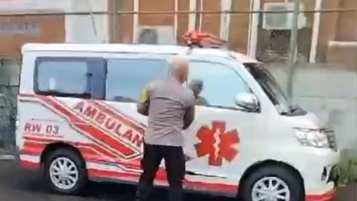 Bhabinkamtibmas Ragunan, Aiptu Dodi Edi Sudrajat, menjadi sopir ambulans dadakan (dok. Istimewa)