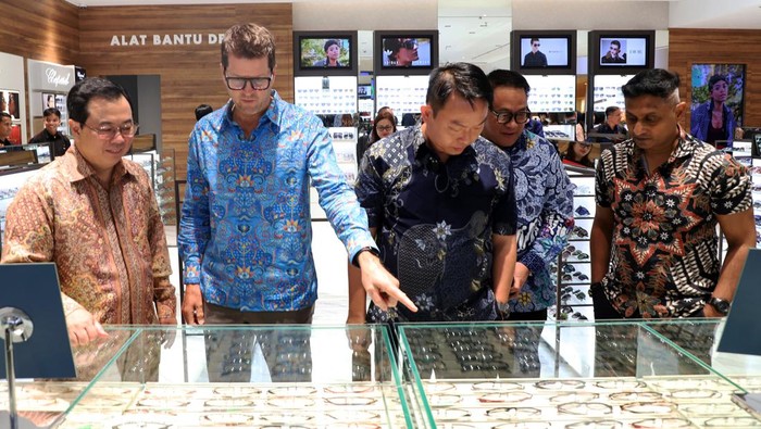 Perusahaan optik terbesar di Indonesia, Optik Melawai bekerjasama dengan BUPA Global Health Group menggarap pasar asuransi kacamata berskala global.