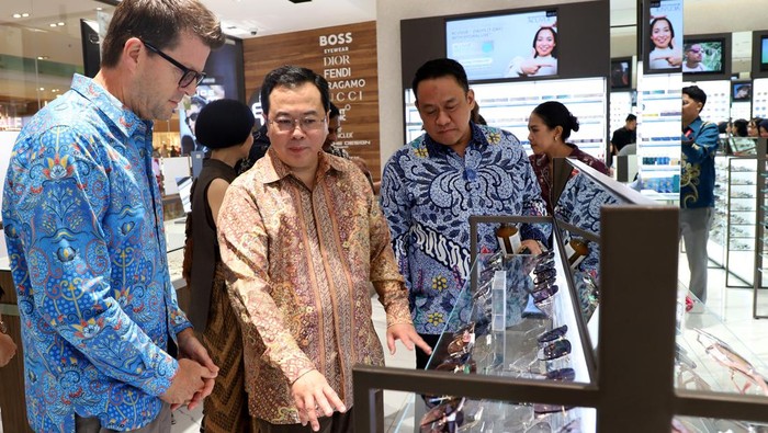 Bidik Pasar Asuransi Kacamata berskala Global Perusahaan optik terbesar di Indonesia, Optik Melawai bekerjasama dengan BUPA Global Health Group menggarap pasar asuransi kacamata berskala global.