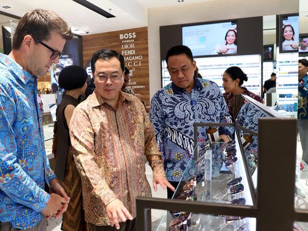 Bidik Pasar Asuransi Kacamata berskala Global
