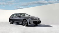 BMW Seri 3 Touring terbaru hadir dengan penyempurnaan desain yang segar, sentuhan premium yang diperbarui secara siginifikan, teknologi digitalisasi BMW Connected Drive dan aplikasi My BMW. Penyempurnaan pada bagian desain depan dan belakang mencerminkan keunggulan sporty dari kendaraan ini. Lampu depan yang lebih ramping dan grille BMW baru memberikan tampilan yang kokoh dan sporty. Sementara apron belakang dengan desain permukaan yang minimalis menonjolkan kesan canggih.  Foto: Dok. BMW Indonesia