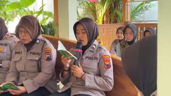 Bripda Sherly Rollyanissya, polwan di Polresta Banyumas yang hafal Al Quran 30 Juz.