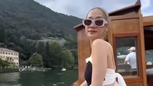 BCL menikmati pemandangan alam di atas perahu. Foto: Instagram Bunga Citra Lestari