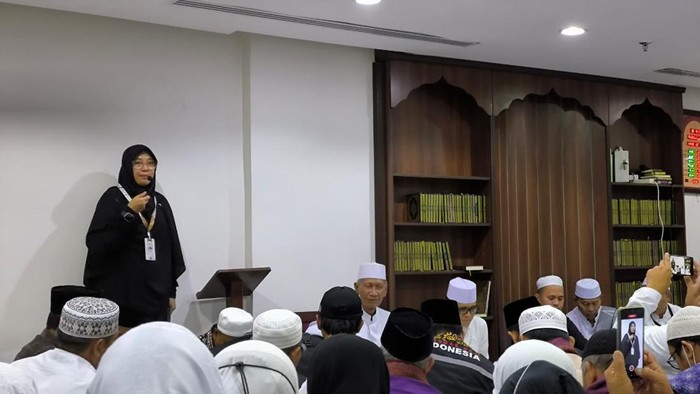 Bupati Ipuk Festiandani mengunjungi jemaah haji asal Banyuwangi di Tanah Suci