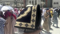Cuaca panas yang mencapai 40-45 derajat celcius menjadi tantangan tersendiri bagi para jemaah haji.
