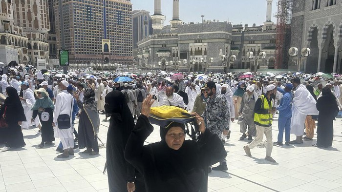 Cuaca Panas Makkah Jadi Tantangan Jemaah Haji Pilgrims leave after offering prayers outside at the Grand Mosque, during the annual Hajj pilgrimage in Mecca, Saudi Arabia, Wednesday, June 12, 2024. Hajj is the annual Islamic pilgrimage to Mecca in Saudi Arabia that is required once in a lifetime of every Muslim who can afford it and is physically able to make it. Some Muslims make the journey more than once. (AP Photo/Rafiq Maqbool)
