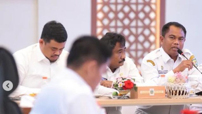 Darma Wijaya alias Wiwik (berbicara pakai mic) bersama Bobby Nasution (paling kiri) dalam sebuah kesempatan (Foto: Instagram @darmawijaya)
