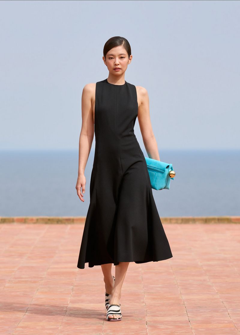 Debut Runway Jennie BLACKPIN di Jacquemus.