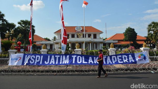 Demo buruh tolak Tapera di Surabaya