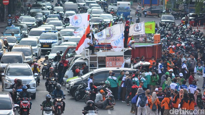 Demo buruh tolak Tapera di Surabaya
