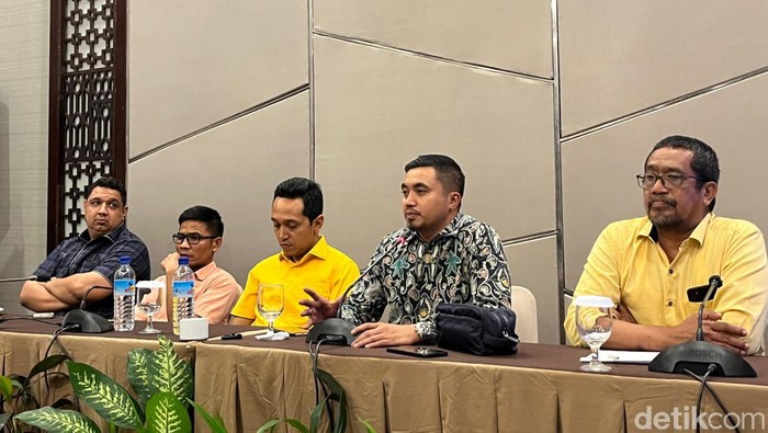 Direktur Lingkaran Survei Indonesia Denny JA Aji Alfarabi saat sesi konferensi pers di Mataram, Rabu (12/6/2024).