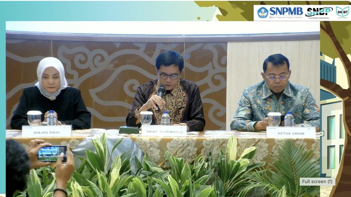Dirjen Diktiristek, Prof. Dr. rer. nat. Abdul Haris, MSc saat jumpa pers SNBT 2024