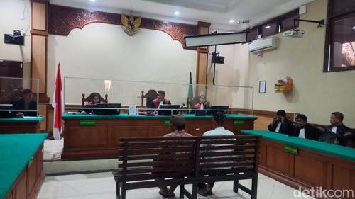 Dua terdakwa kasus penodaan Nyepi, Ahmad Zaini dan Muhammad Rasyad, menjalani sidang putusan di PN Singaraja, Kamis (13/6/2024). (Made Wijaya Kusuma/detikBali)