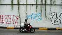 Underpass Pondok Indah, Jakarta, menjadi sasaran vandalisme. Pada pantauan hari Kamis (13/6/2024), berbagai coretan berada di dinding underpass.