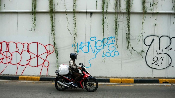 Duh, Underpass Pondok Indah Jadi Korban Vandalisme Underpass Pondok Indah, Jakarta Selatan, menjadi sasaran vandalisme. Dinding underpass dicorat-coret oleh oknum tidak bertanggungjawab.